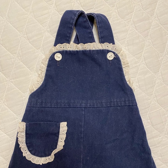 Vintage Girls 12 Month Dark Denim Eyelet Overall Shorts Romper Pocket Ruffle 80s - Picture 2 of 11